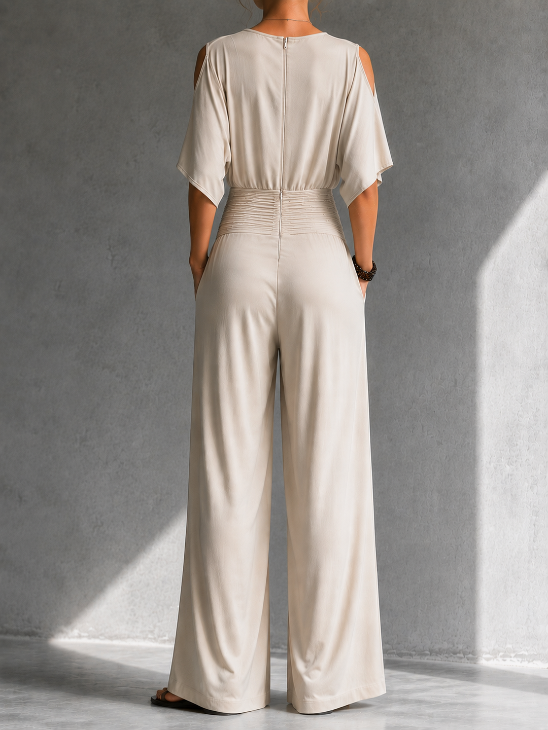 Elegante Damen Kombination mit Wickeloberteil und weitem Bein