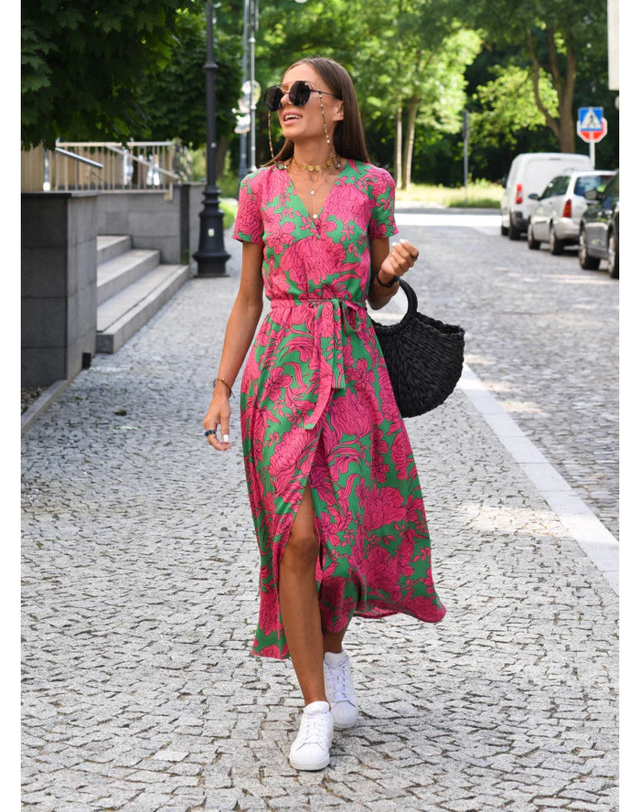 Elegantes Tailliertes Damen Wickelkleid mit Punktemuster