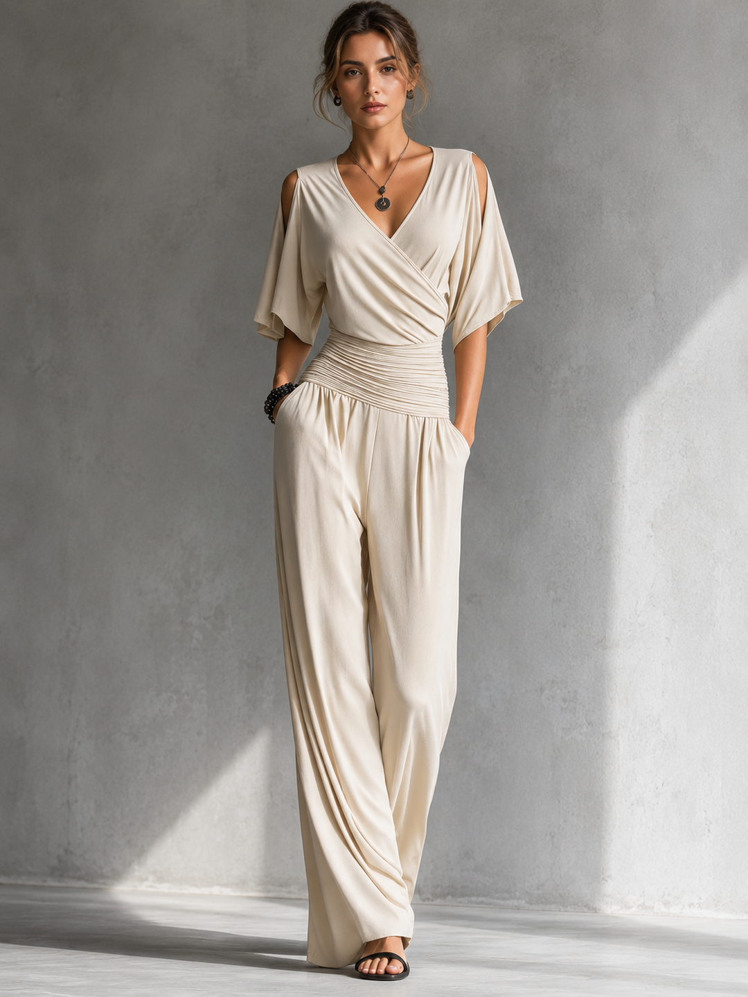 Elegante Damen Kombination mit Wickeloberteil und weitem Bein