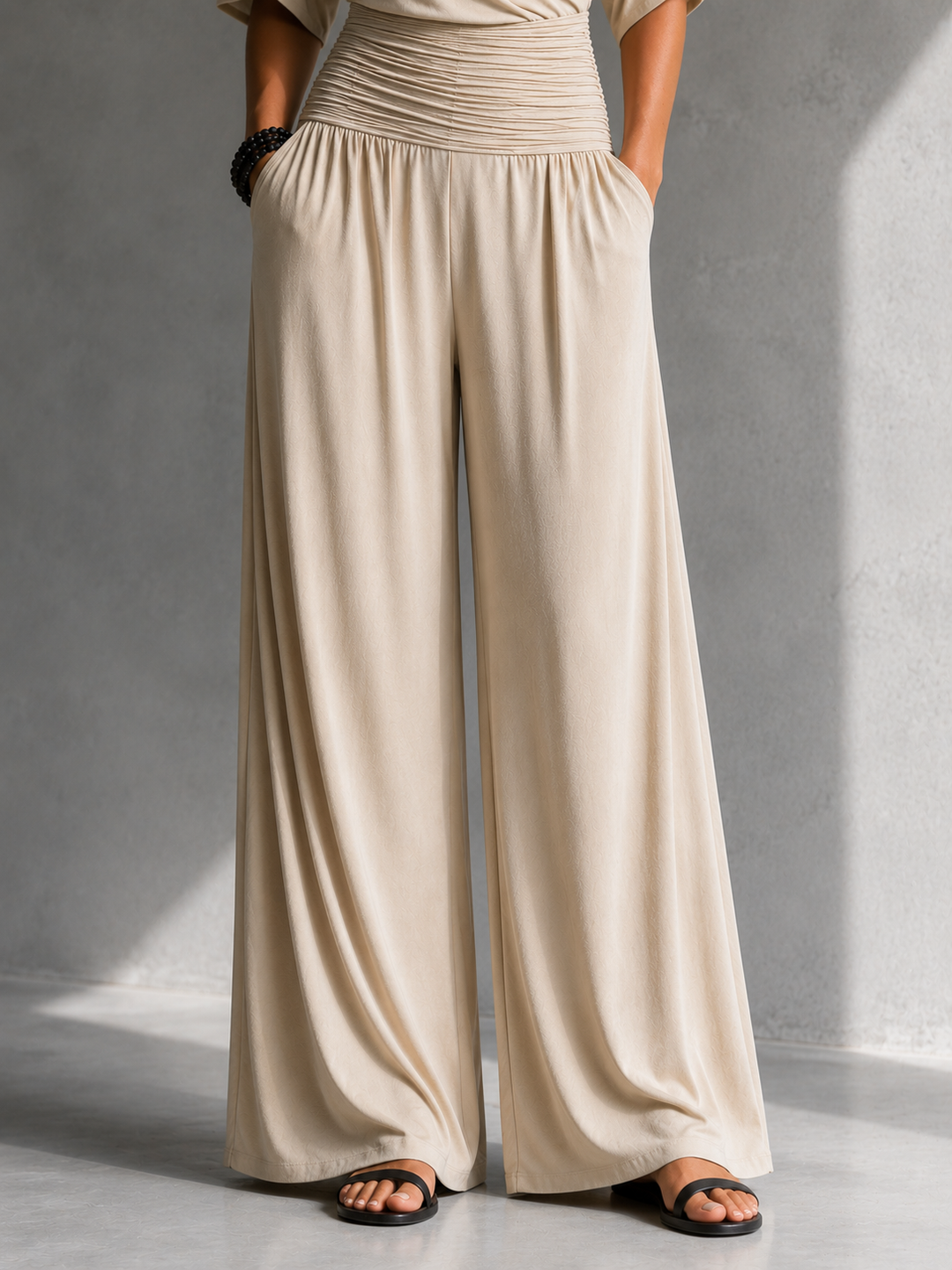 Elegante Damen Kombination mit Wickeloberteil und weitem Bein