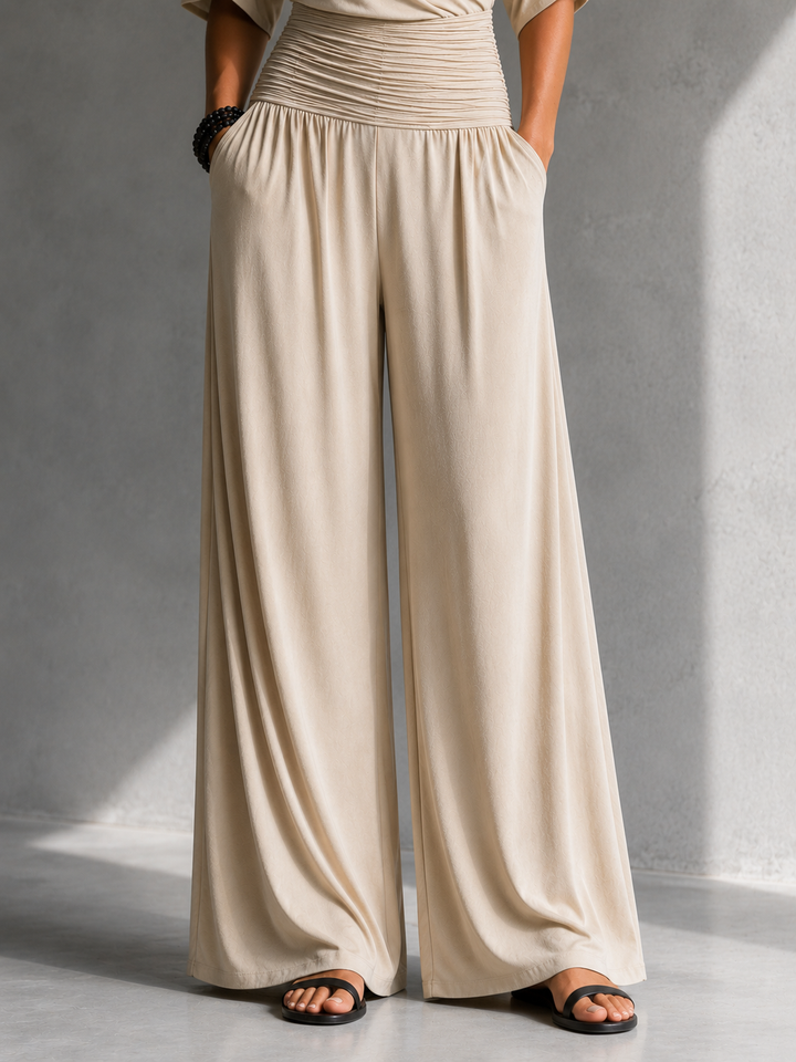 Elegante Damen Kombination mit Wickeloberteil und weitem Bein
