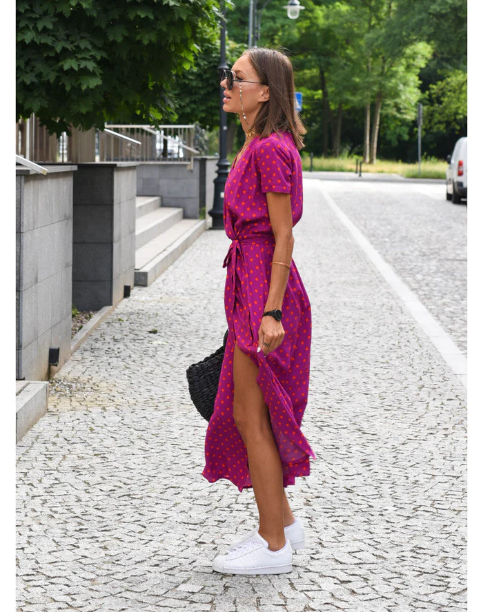 Elegantes Tailliertes Damen Wickelkleid mit Punktemuster