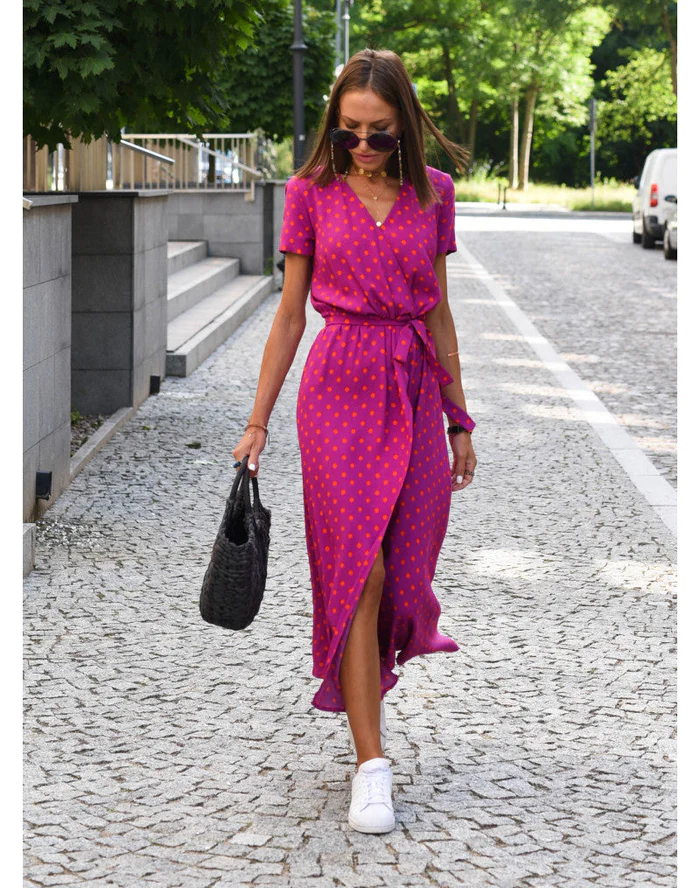 Elegantes Tailliertes Damen Wickelkleid mit Punktemuster