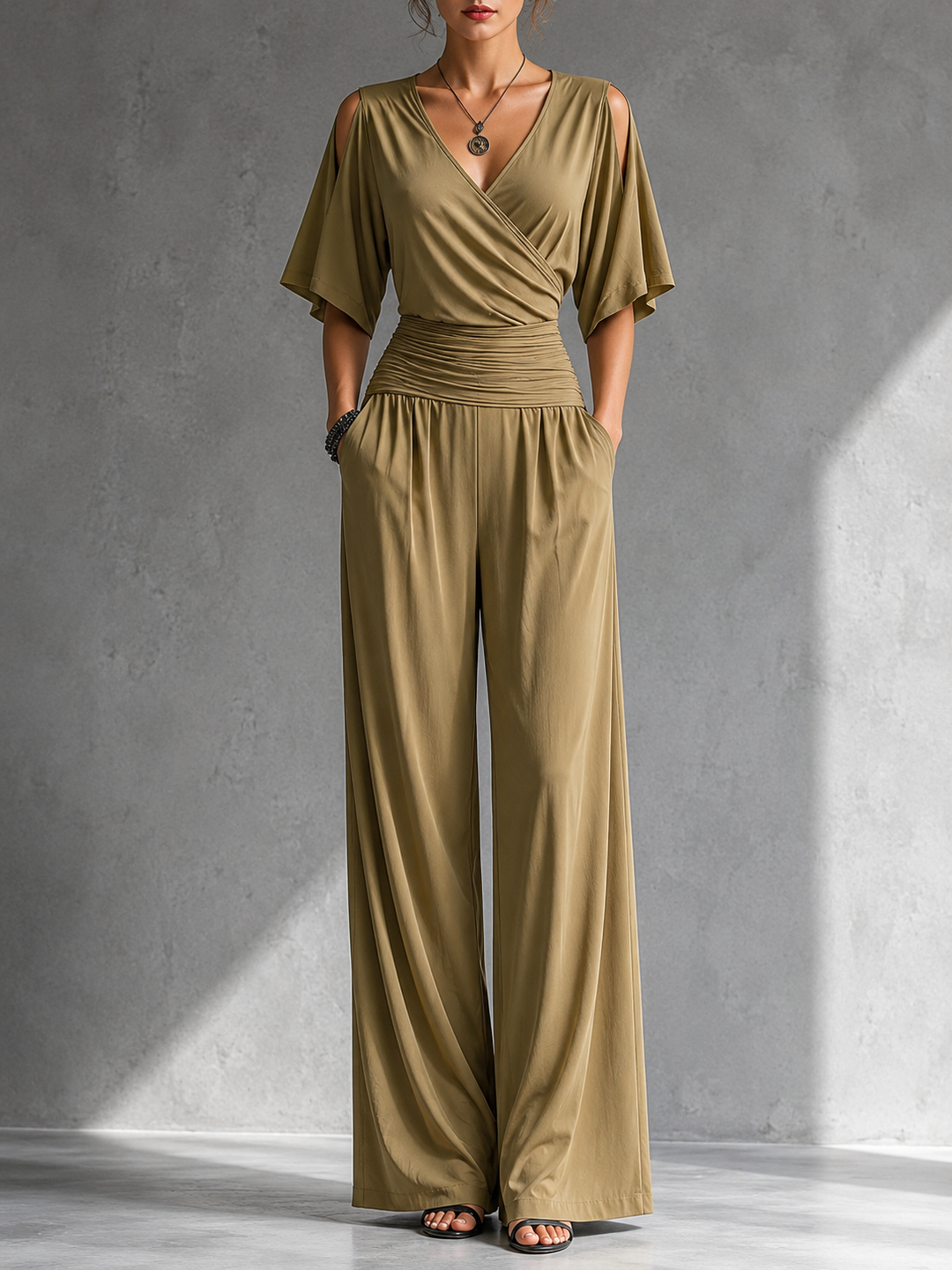 Elegante Damen Kombination mit Wickeloberteil und weitem Bein