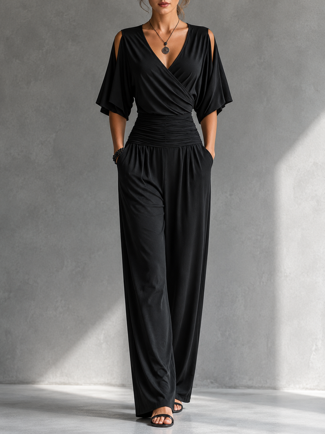 Elegante Damen Kombination mit Wickeloberteil und weitem Bein
